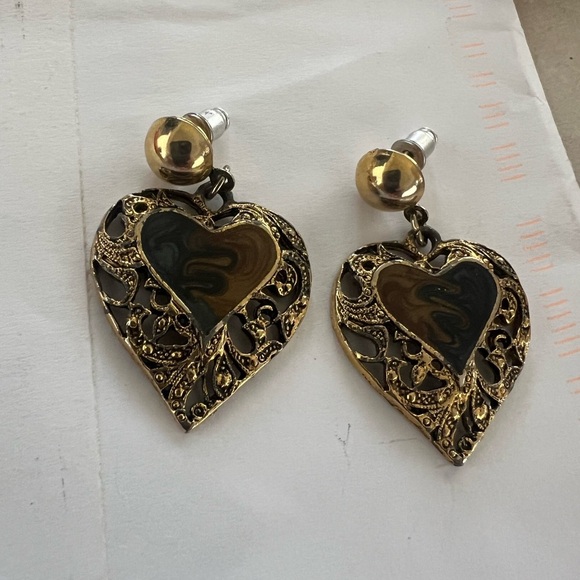 Victorian-Inspired Gold Filigree Heart Earrings - Picture 2 of 4